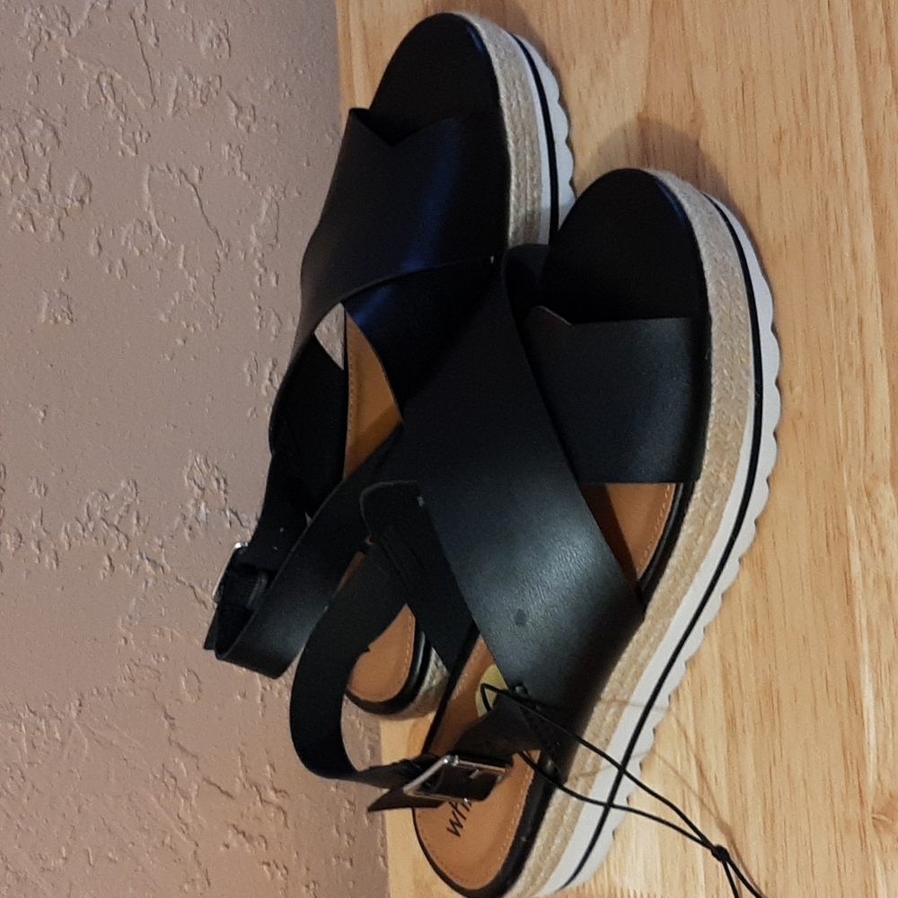 whitemt. black sandals Size M - Picture 2 of 4